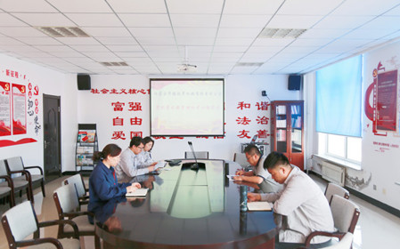 標題：華德牧草公司黨委開展黨紀學習教育專題學習
瀏覽次數：837
發(fā)表時間：2024-05-24